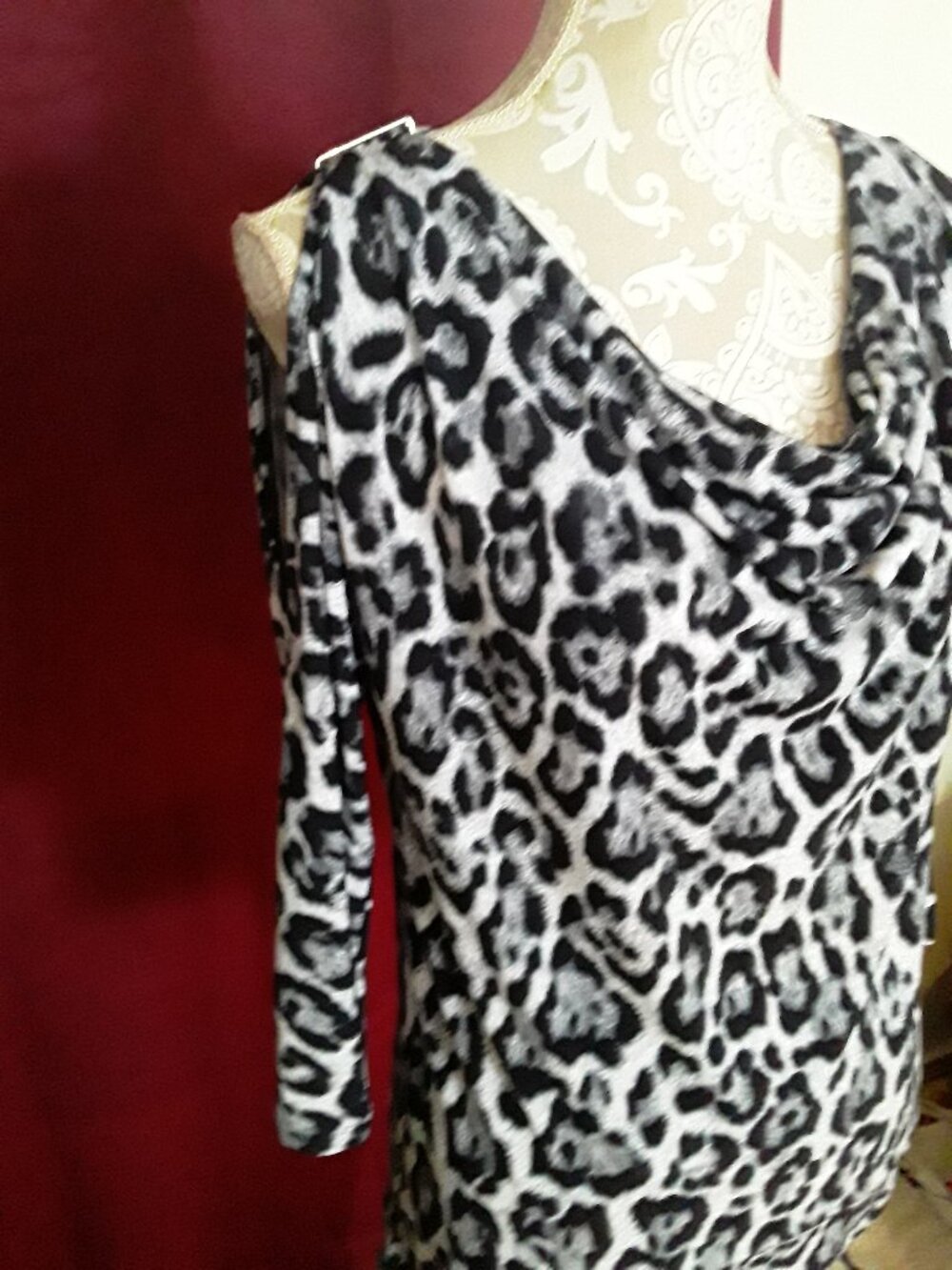 Michael Kors lovely cold shoulder animal print batwing top size M